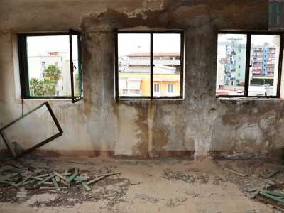 Il fabbricato fu cos� subito preso d�assalto da ladri e vandali che lo defraudarono di tutti gli oggetti di arredo, compresi infissi e porte